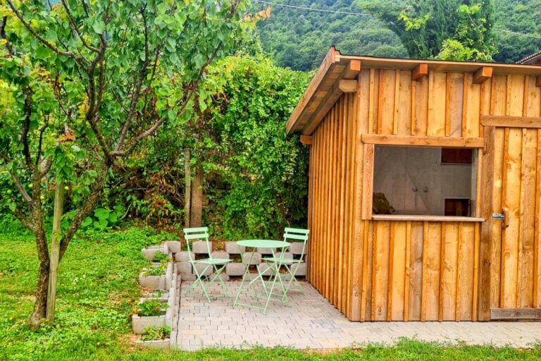 Garten der Ferienwohnung in Eppan mit Grillmöglichkeit und schöner Aussicht