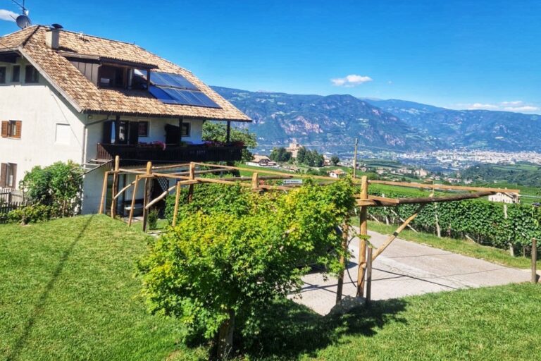 Ferienwohnung in Eppan in ruhiger Lage mit Blick ins Grüne und gemütlichem Garten