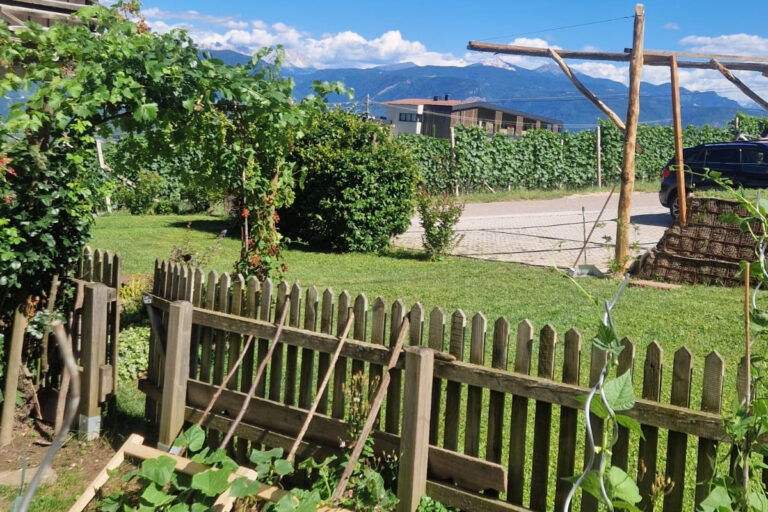 Erholsame Ferienwohnung in Eppan mit Ausblick, Ruhe, Garten und Grillbereich